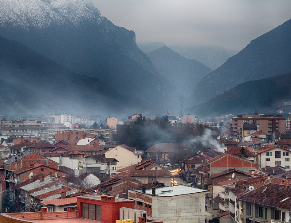 <span style='color:red;'><b>Privedeni Srbi</b></span> u Peći, nosili fotografije Putina i Karadžića